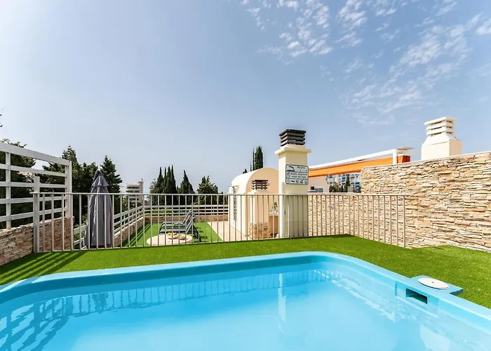 With Pool In The Heart Of דירה