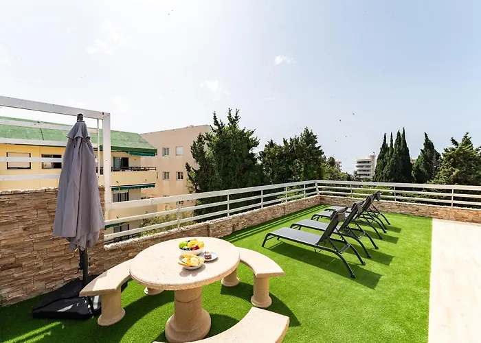 דירה With Pool In The Heart Of